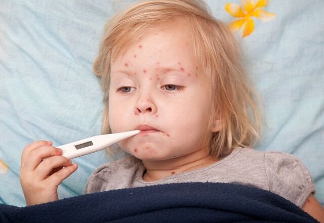 Trẻ khó chịu ở vùng miệng khi bị bệnh