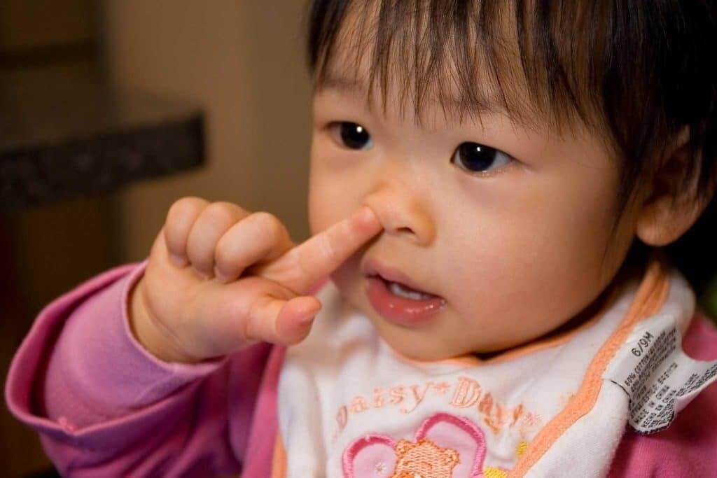 Thói quen thọc ngoáy mũi cũng gây ra tình trạng chảy máu cam ở trẻ
