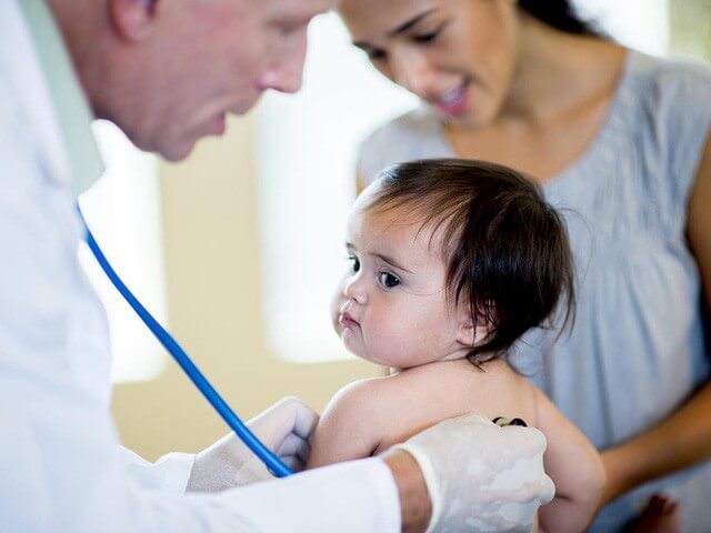 Các biểu hiện khò khè ở trẻ kéo dài nên được chẩn đoán và kiểm tra bởi bác sĩ