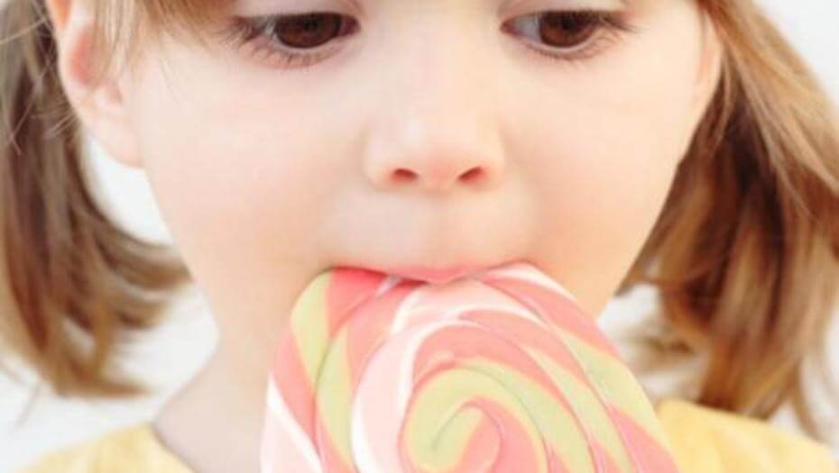 Cha mẹ nên hạn chế trẻ ăn các loại đồ ăn, nước uống chứa nhiều đường