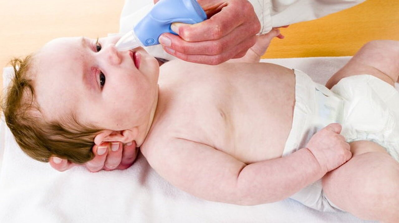 Cha mẹ nên thường xuyên vệ sinh mũi cho con để phòng bệnh viêm đường hô hấp