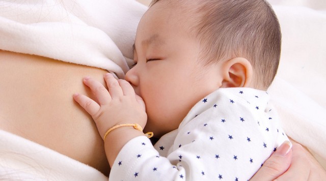 Trẻ sơ sinh nên được bú mẹ nhiều hơn khi bị cảm lạnh