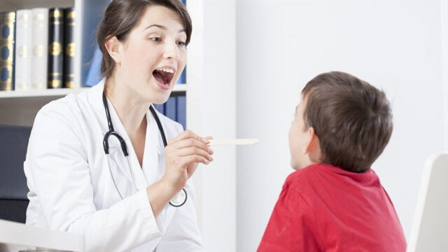 Cho trẻ đến gặp bác sĩ khi cần thiết