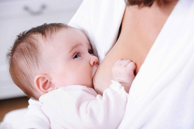 Cho trẻ bú mẹ là cách hạ sốt hiệu quả, an toàn