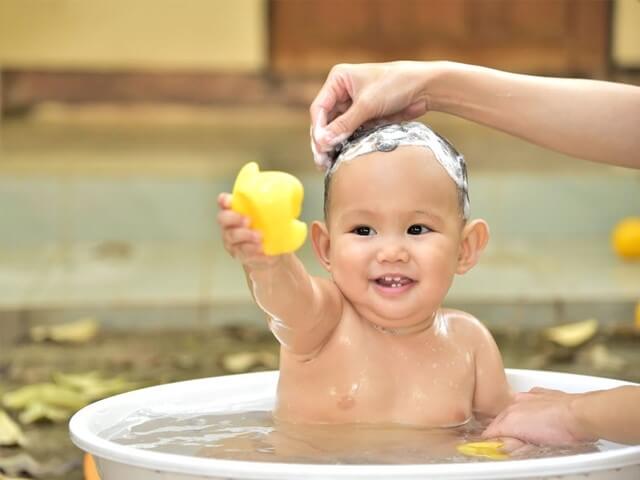 Giữ vệ sinh bé sạch sẽ và không dùng sữa tắm gây kích ứng