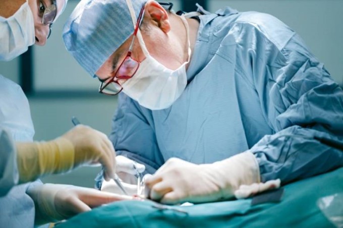 Phẫu thuật là phương pháp cần thiết khi người bệnh có các triệu chứng nghiêm trọng hoặc tắc nghẽn đe dọa tính mạng