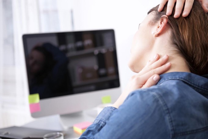Những Người Làm Việc Văn Phòng Thường Bị Đau Cổ Vai Gáy