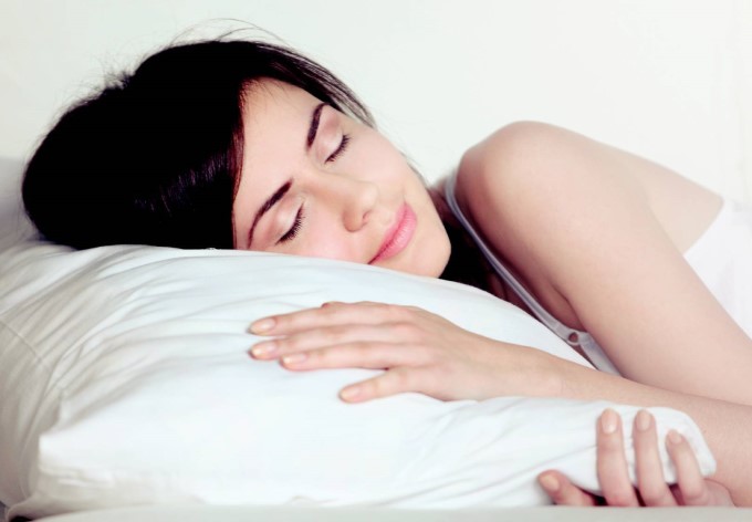 Nằm Ngủ Với Gối Quá Cao Dễ Gây Đau Cổ Vai Gáy