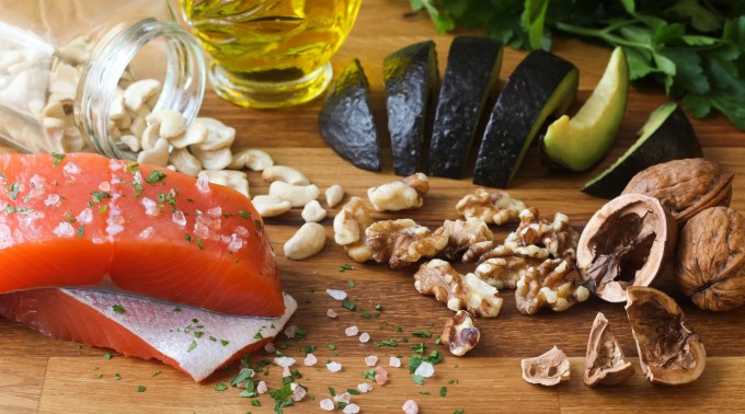 Chế độ ăn uống giàu canxi, omega-3 và vitamin