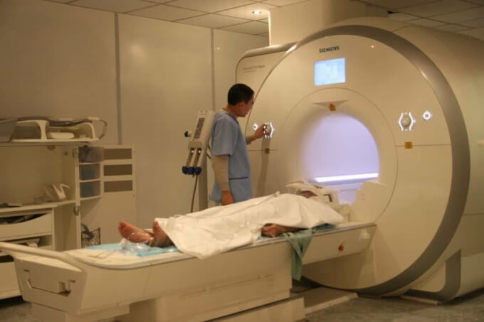 Chụp MRI cùng các xét nghiệm giúp chẩn đoán thoát vị đĩa đệm cột sống thắt lưng