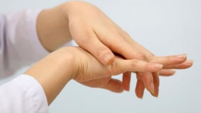Khối Đĩa Đệm Bị Thoát Vị Chèn Ép Vào Tuỷ Sống Gây Cảm Giác Tê Bì Vùng Cánh Tay, Bàn Và Ngón Tay