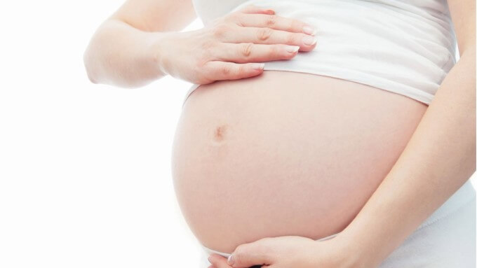 Cong vẹo cột sống ở trẻ có thể xảy ra từ lúc còn trong bụng mẹ