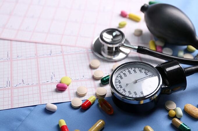 Uống thuốc điều trị tăng huyết áp theo chỉ định của bác sĩ