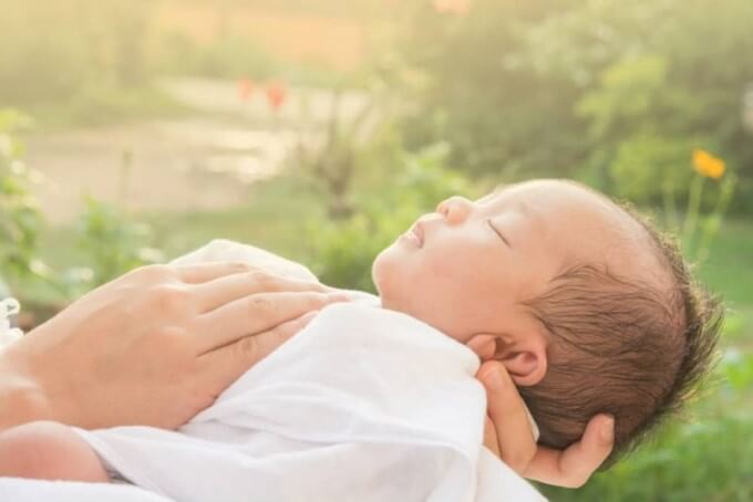 Chọn Đúng Khung Giờ Để Tắm Nắng Cho Bé
