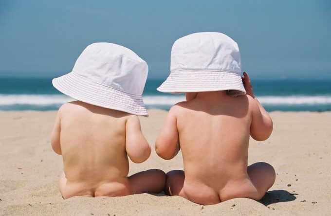 Nên Che Chắn Mặt Và Mắt Của Bé Khi Tắm Nắng