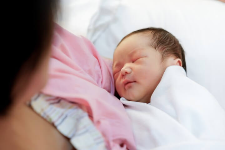 Đặc điểm và cách chăm sóc trẻ sơ sinh 2 tuần tuổi