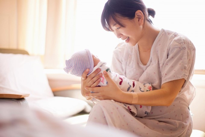 Phụ Nữ Sau Sinh Uống Sữa Nghệ