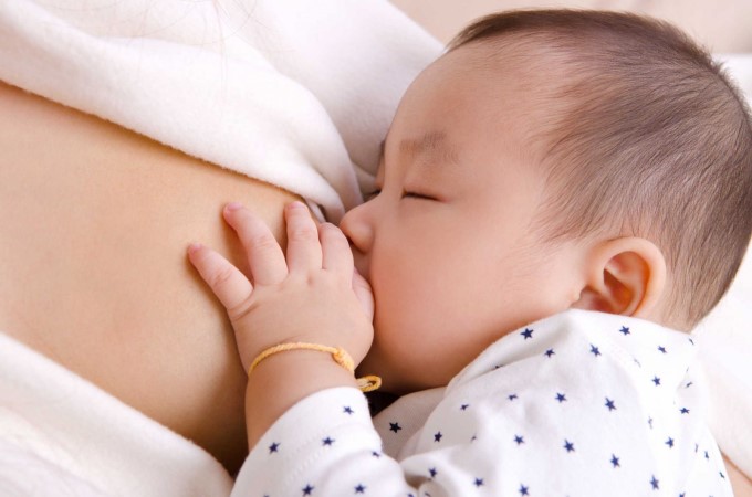 Bé Bú Sữa Mẹ