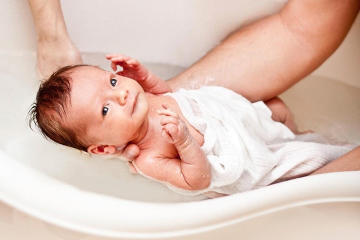 Cách tắm cho trẻ sơ sinh bằng bồn tắm