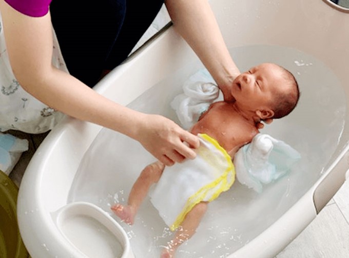 Tắm Nước Dừa Cho Trẻ Sơ Sinh